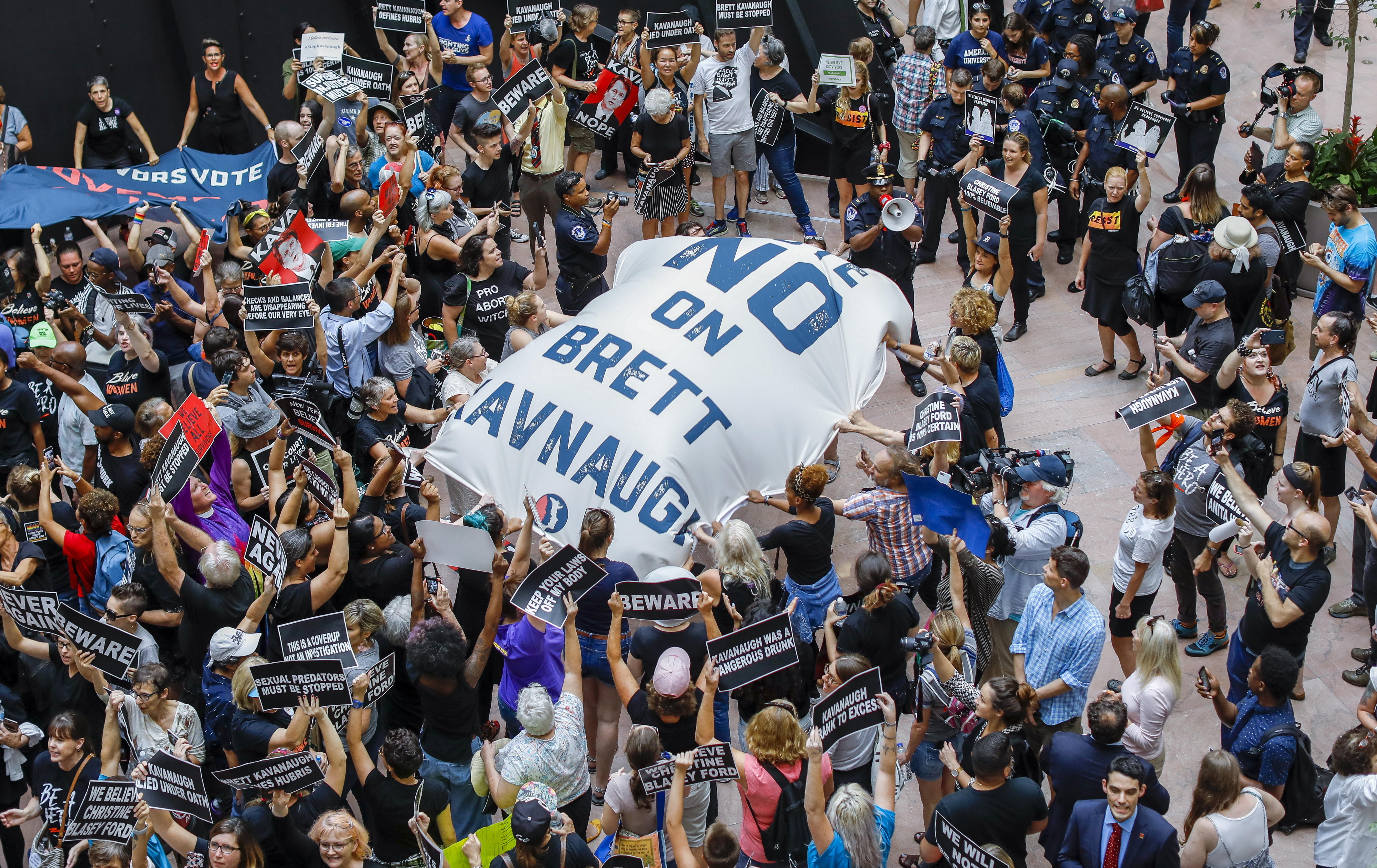 Más de 300 detenidos en el Congreso de EEUU por protestas contra Kavanaugh (Fotos)