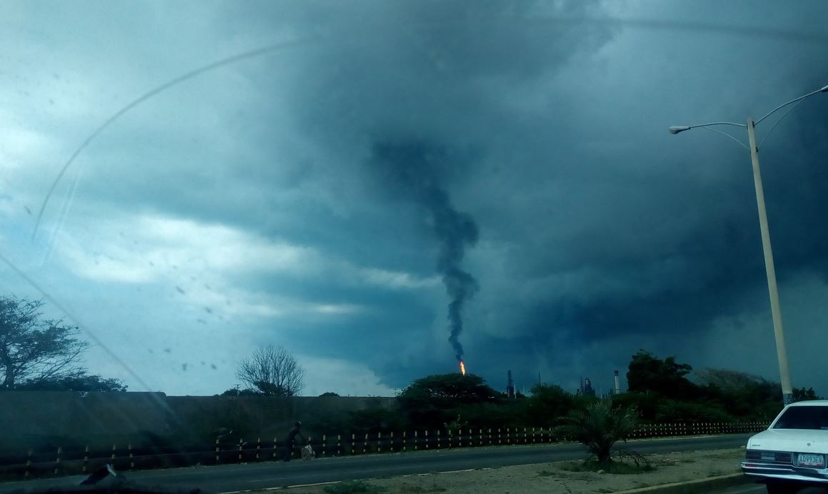 En Fotos: La peligrosa fuga de gases tóxicos del Complejo Refinador de Amuay en Falcón