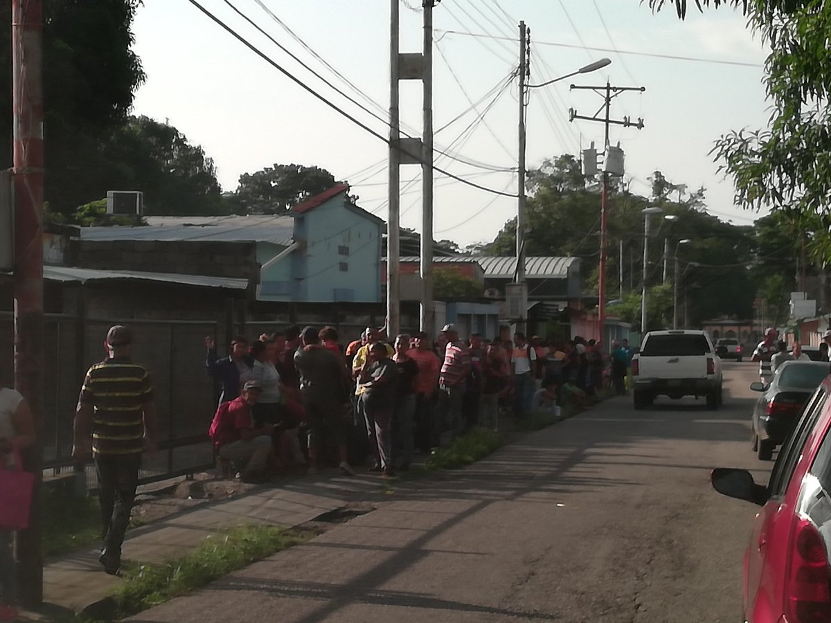 Largas colas en Cojedes para la carne y pollo #6Oct