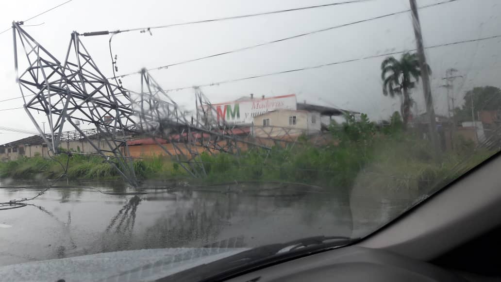 Colapsó torre de alta tensión en un tramo de la Autopista Regional del Centro #3Oct (Fotos)