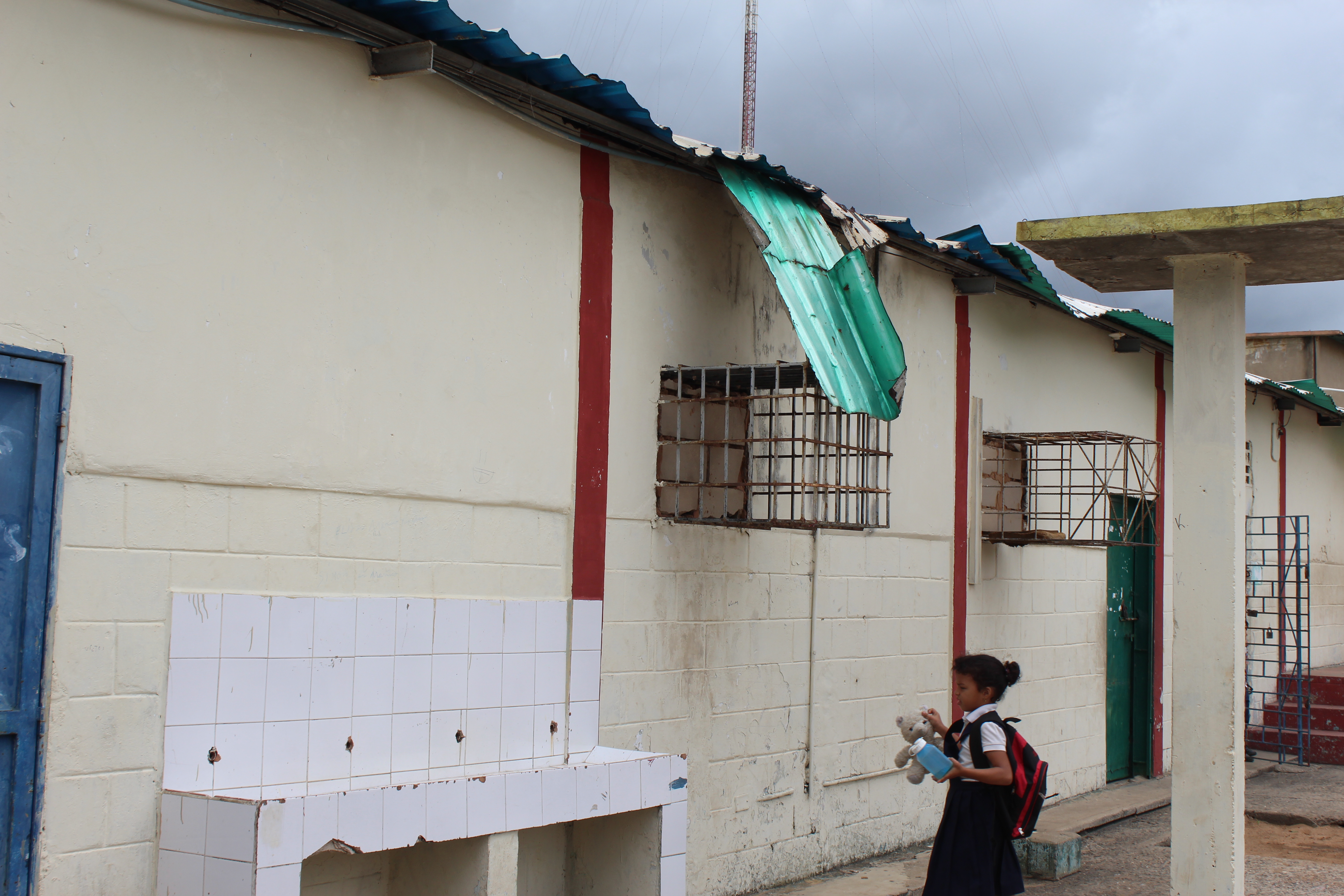 Escuela Nacional Carlos Rincón da clases sin baños, sin pupitres y a oscuras