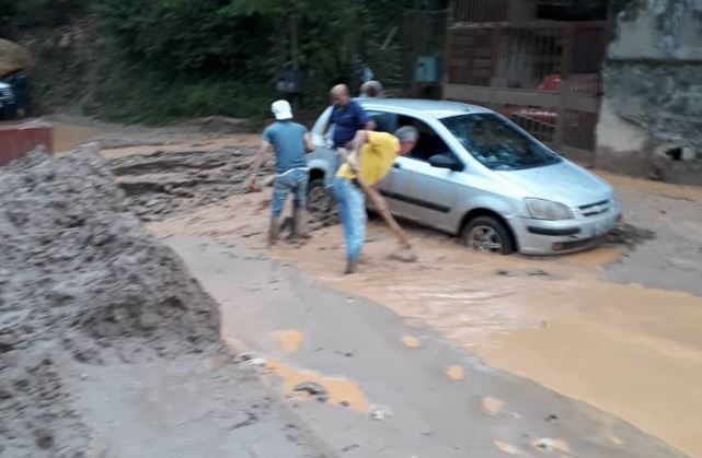 Reportan inundación en varios sectores de Los Teques tras fuertes lluvias