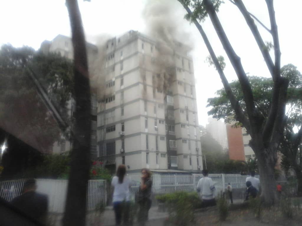 Cerrada vía de El Cafetal por incendio a la altura de Santa Sofía (Fotos)