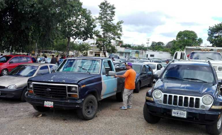 Hasta cinco días durmiendo en el carro para comprar una batería en Maturín (video)