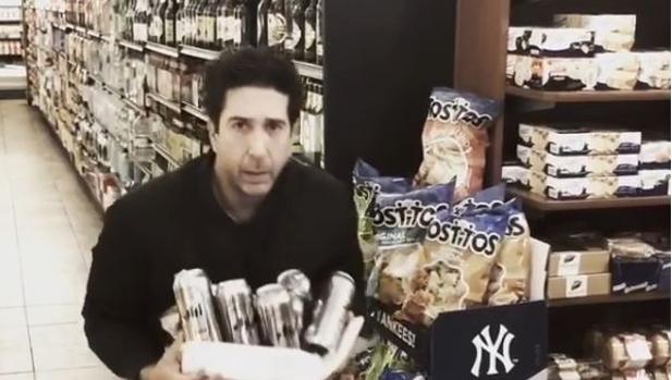 Ross de “Friends” se burla de la Policía imitando a su doble ladrón de cervezas (video)