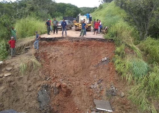 Cerrado el paso en la troncal 11 por colapso de la vía (fotos)