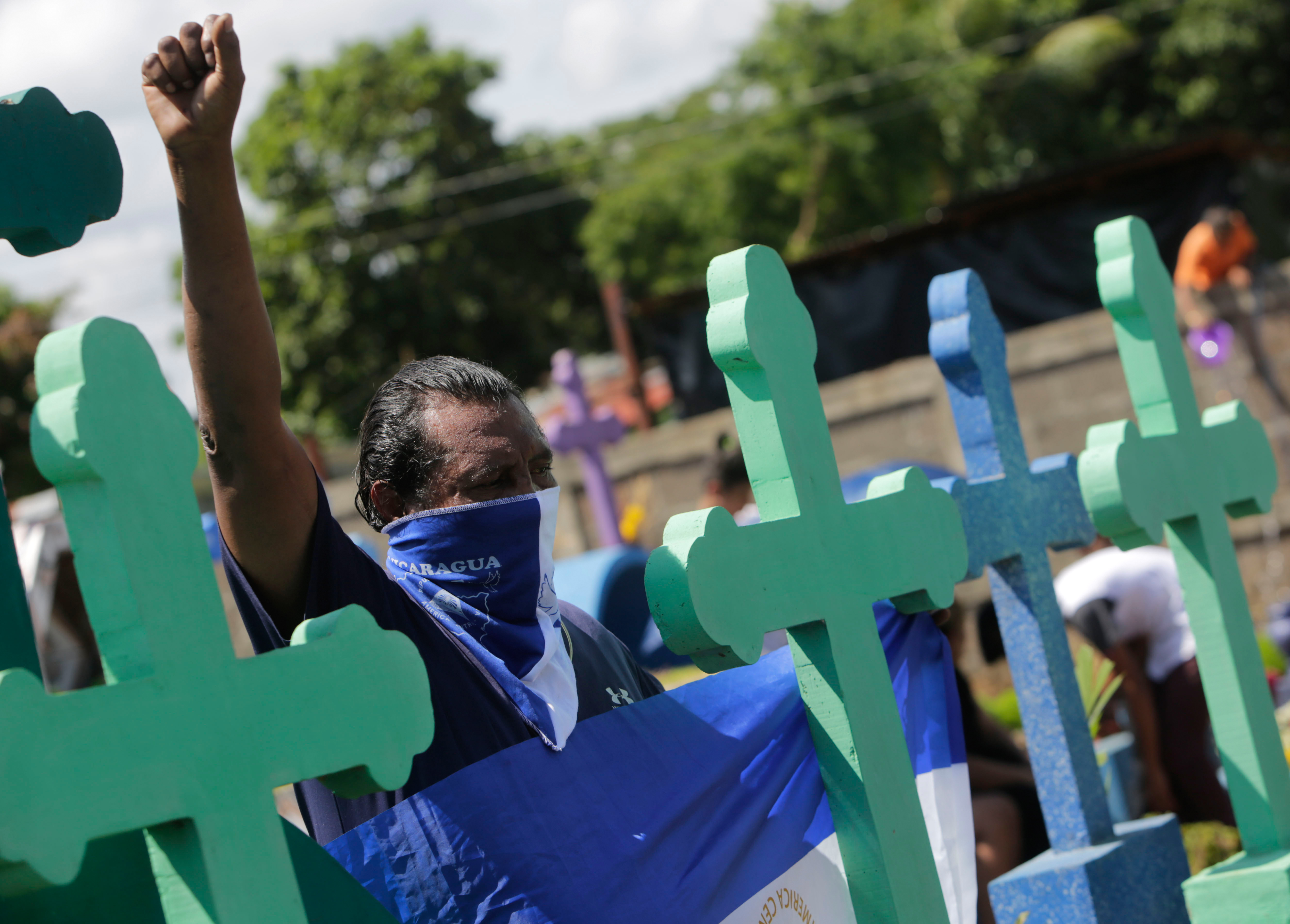 Nicaragüenses reviven el dolor por los muertos en protestas este día de difuntos