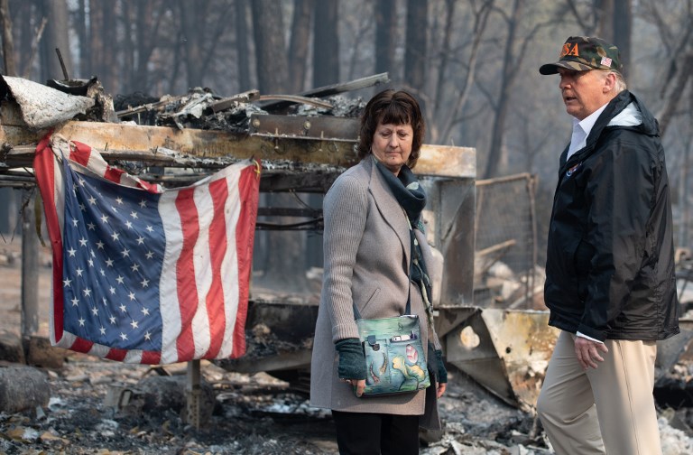 Trump se muestra conciliador en su visita a afectados por fuego en California