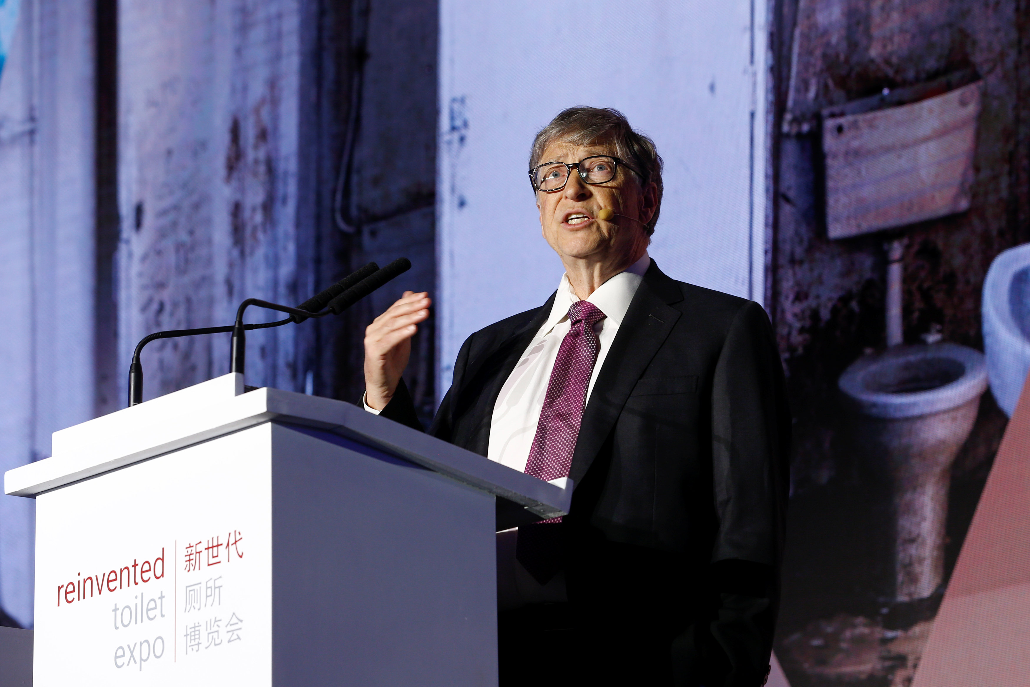 Bill Gates presenta en Pekín una novedosa poceta que funciona sin agua (Video)