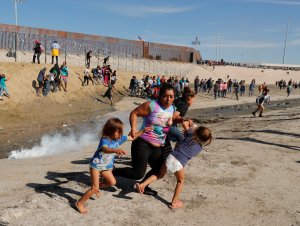 Policía de EEUU dispara bombas lacrimógenas a migrantes que intentaron cruzar el muro a la fuerza (Fotos)