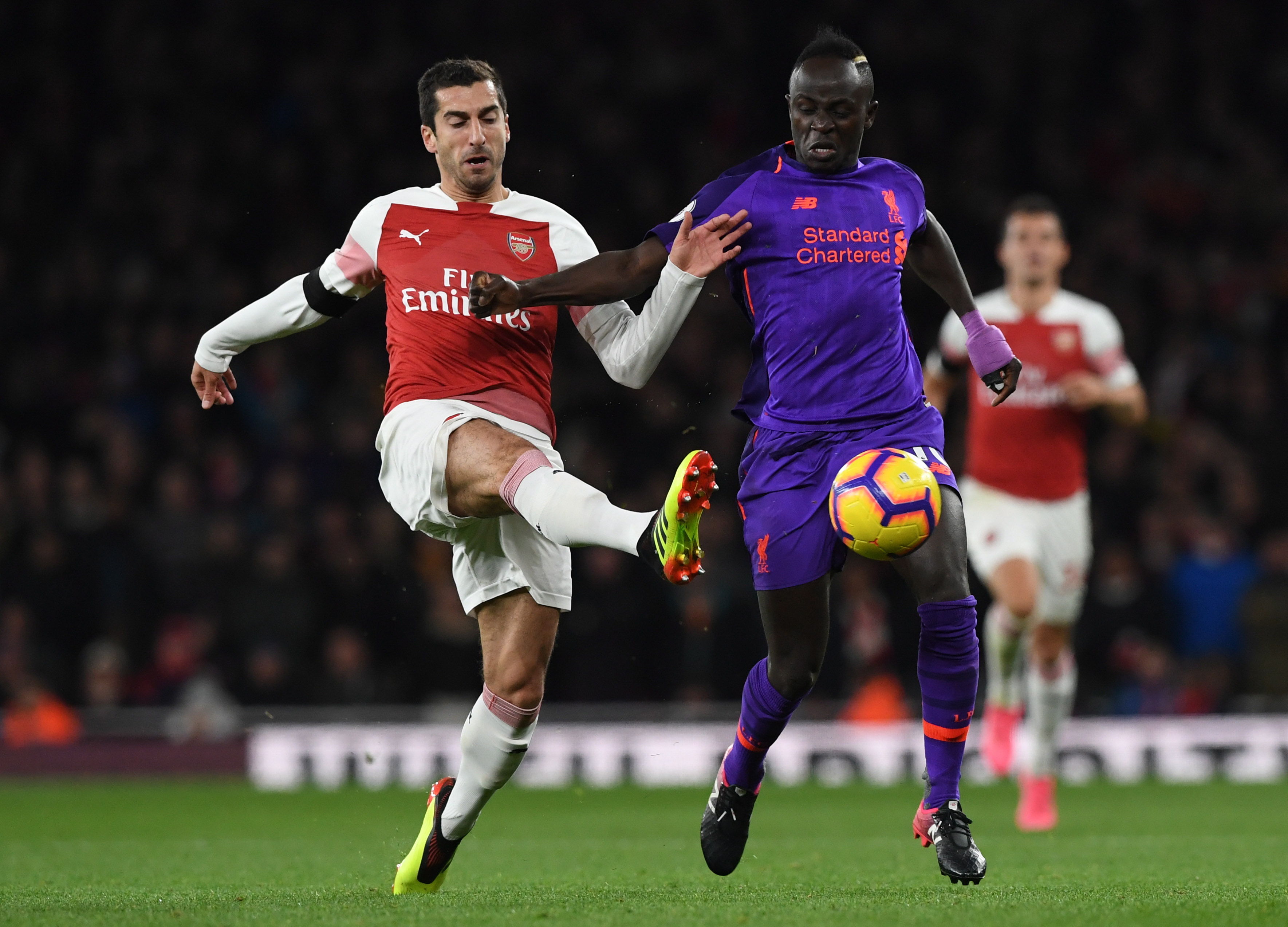 Arsenal y Liverpool deleitan con un empate de otra época