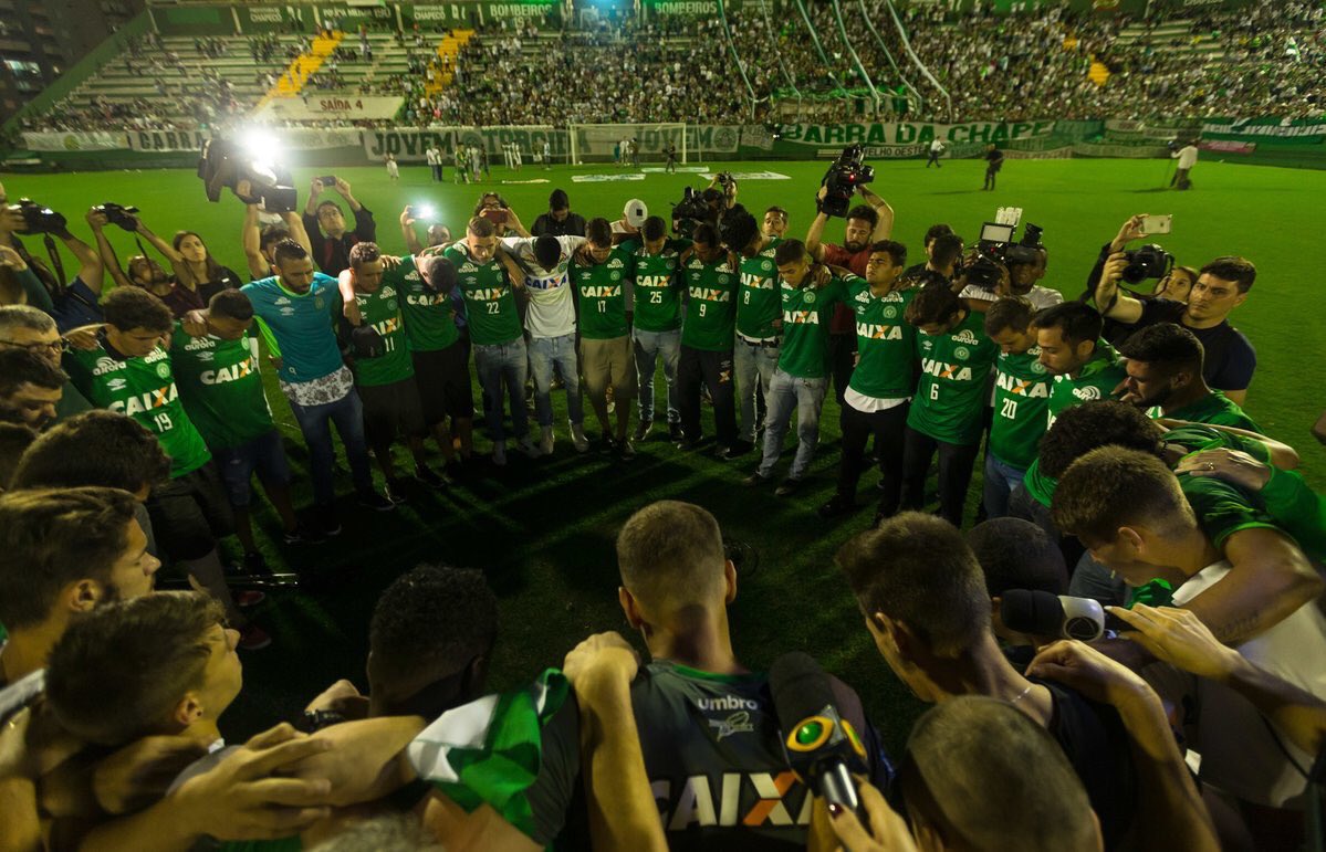 ¿Paranormal? El efecto extraño que hizo el balón en el aire durante un partido del Chapecoense (VIDEO)