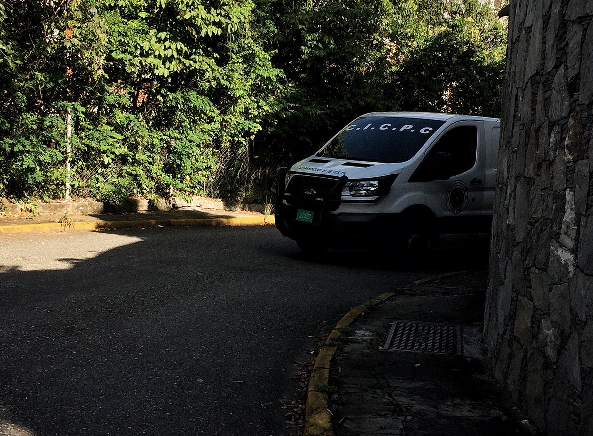 Hallan el cuerpo de un hombre con disparo en la cabeza en plena calle de El Marqués