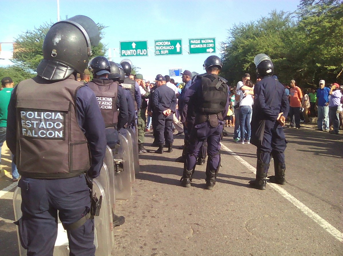 ¡Hay hambre! Falconianos trancaron la autopista Coro-Punto Fijo tras cuatro meses sin recibir las Clap #28Nov