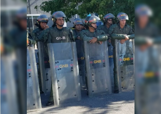 ¡Dosis de Patria! Un VIDEO capturó cómo los GNB cargan sus teléfonos con electricidad de Colombia