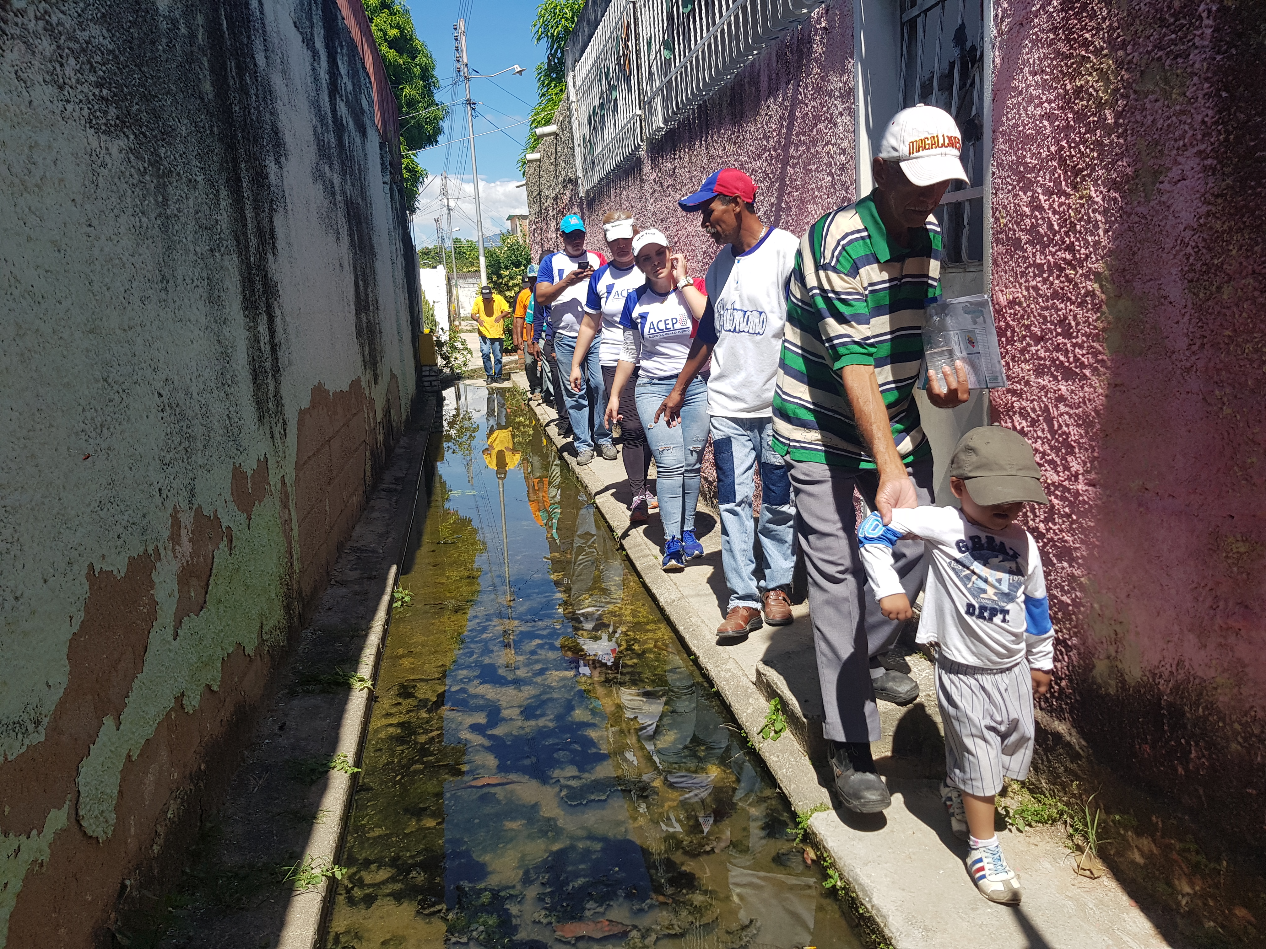 Vecinos de La Vivienda Popular Los Guayos viven rodeados de aguas negras