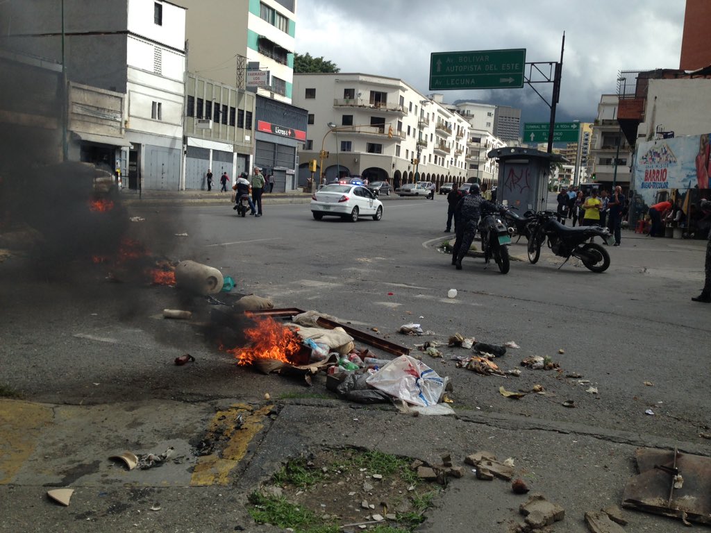 Vecinos de la avenida San Martín protestan por falta de aseo urbano #3Nov (fotos y video)