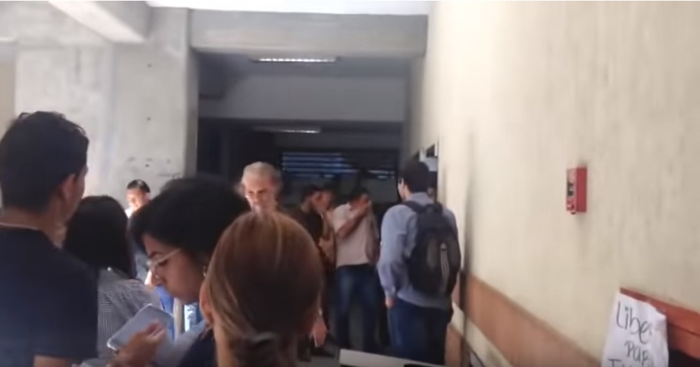 Así reaccionaron estudiantes de la Universidad de Carabobo ante ataques de grupos violentos (Video)