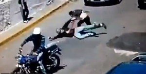 EN VIDEO: Dos liceístas le dieron su merecido a un moto-choro que intentó robarlos en Las Minas de Baruta