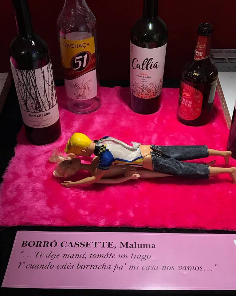 ¡CONTUNDENTE! Escolares usaron Barbies para exponer machismo en canciones de Maluma y Arjona