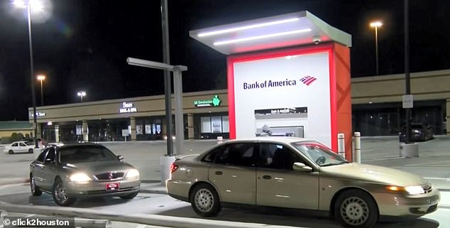 Cajero automático del Bank of America se volvió loco y en vez de billetes de 10 daba de 100 dólares (fotos)