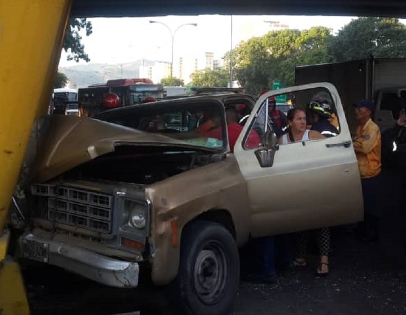 Colisión en la autopista Valle-Coche deja siete lesionados