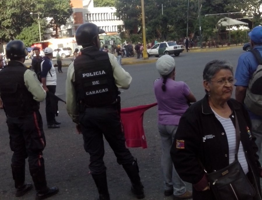 Fuerzas represivas lanzan lacrimógenas contra manifestantes en redoma La India #23Nov (Fotos)