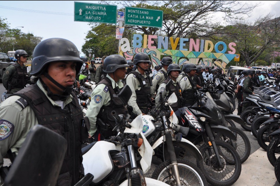 Un funcionario detenido en Vargas mató a un compañero en la sede policial luego de robarlo