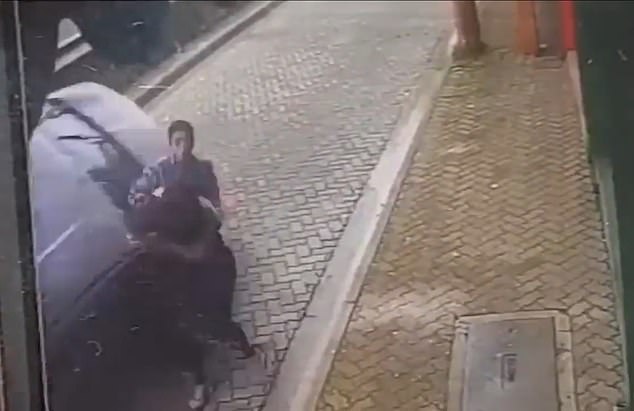 ¡IMPACTANTE! Novio SPIDER-MAN salva a su chica de un automóvil a toda velocidad (VIDEO)