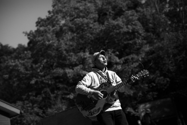 EN FOTOS: Un ángel guardián canta por la vida en el bosque del suicidio de Japón