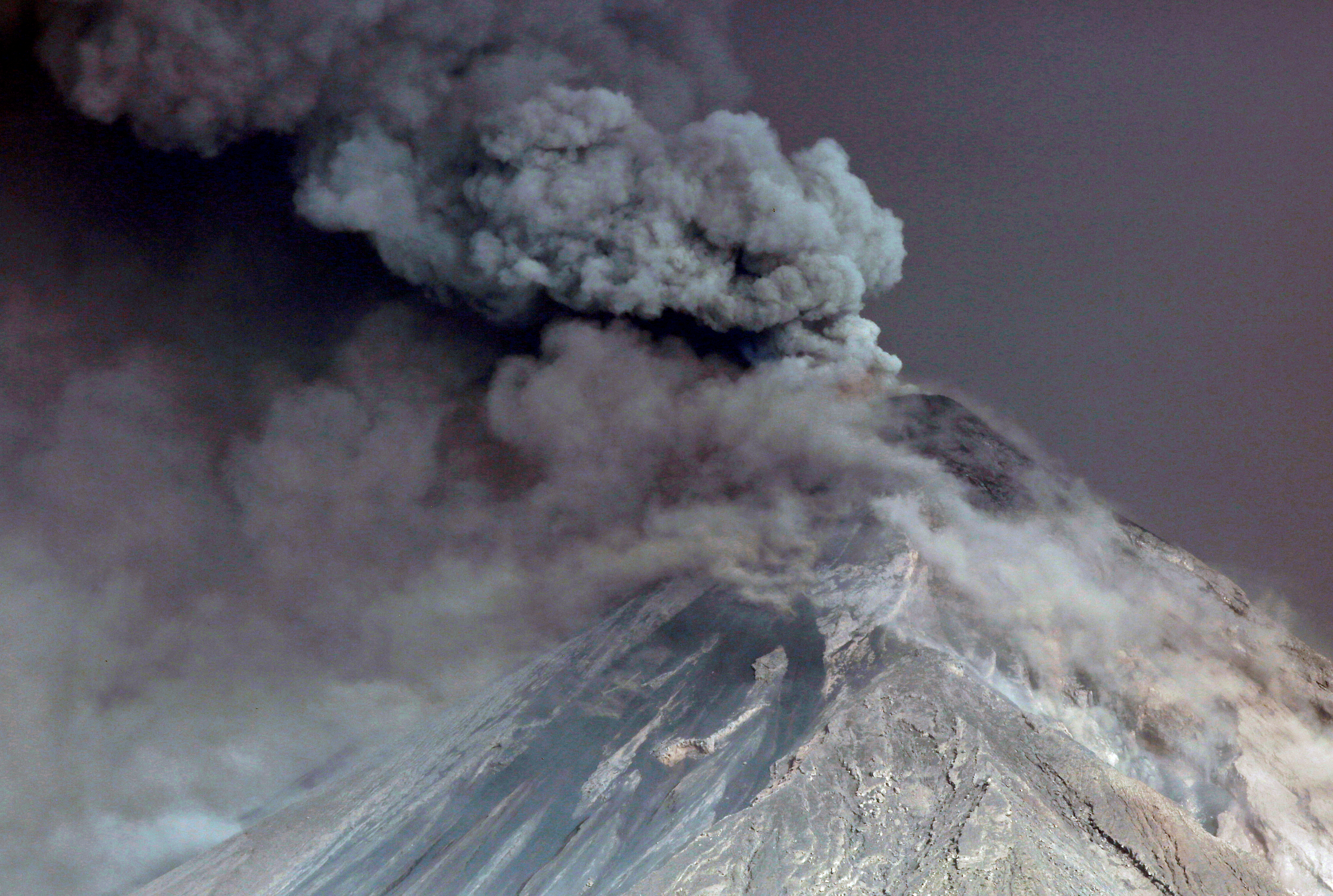 Volcán de Fuego aumentó su actividad eruptiva en Guatemala