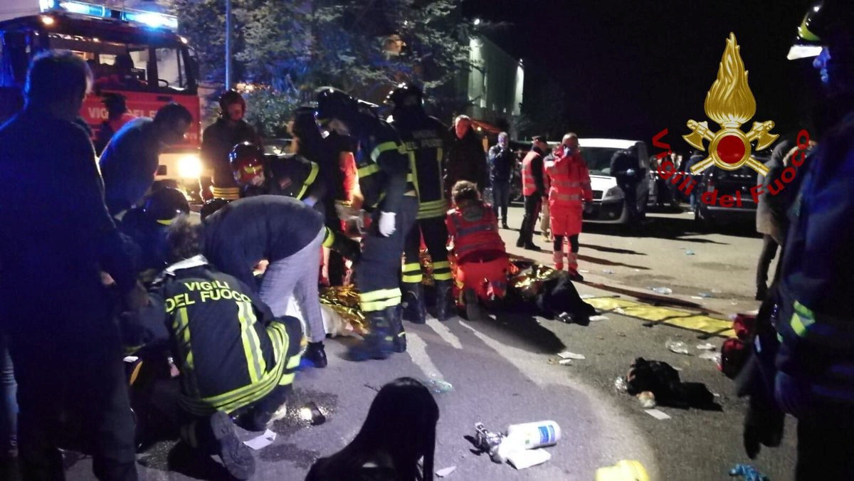 Seis muertos por una estampida en una discoteca en Italia (FOTOS)