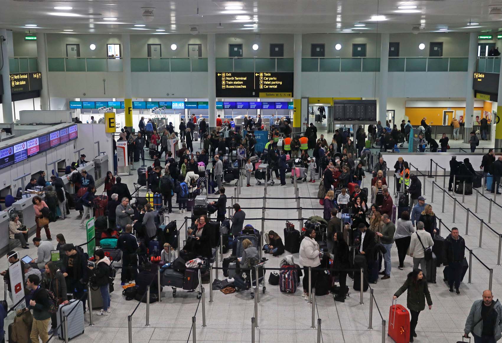 Unos 10.000 pasajeros afectados por la suspensión de vuelos en Gatwick, Reino Unido