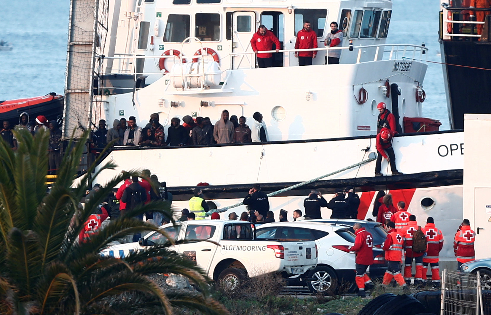 Más de 300 migrantes socorridos por una ONG llegan a España