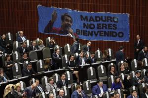 “Maduro, no eres bienvenido” la pancarta en el congreso de México ante la toma de posición de López Obrador (Fotos y Video)