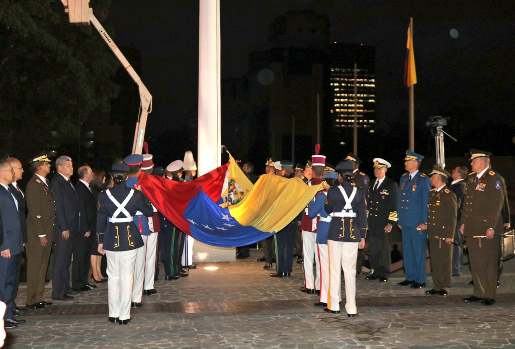 Con tempranera izada de la bandera nacional se conmemora el Día de la Independencia #5Jul