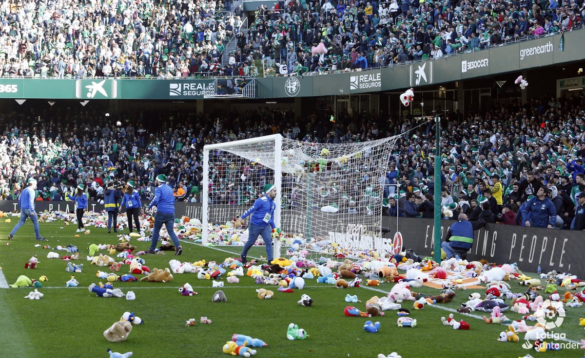 Miles de aficionados de un equipo del fútbol español lanzaron peluches al campo por una hermosa causa (FOTOS y VIDEO)