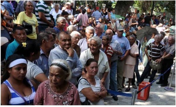 En Vargas confusión y rechazo por pago de pensión en petros