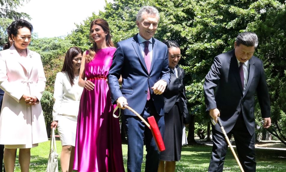 Los extravagantes regalos que intercambiaron Macri y Xi Jinping tras su reunión en la casa presidencial (Fotos)