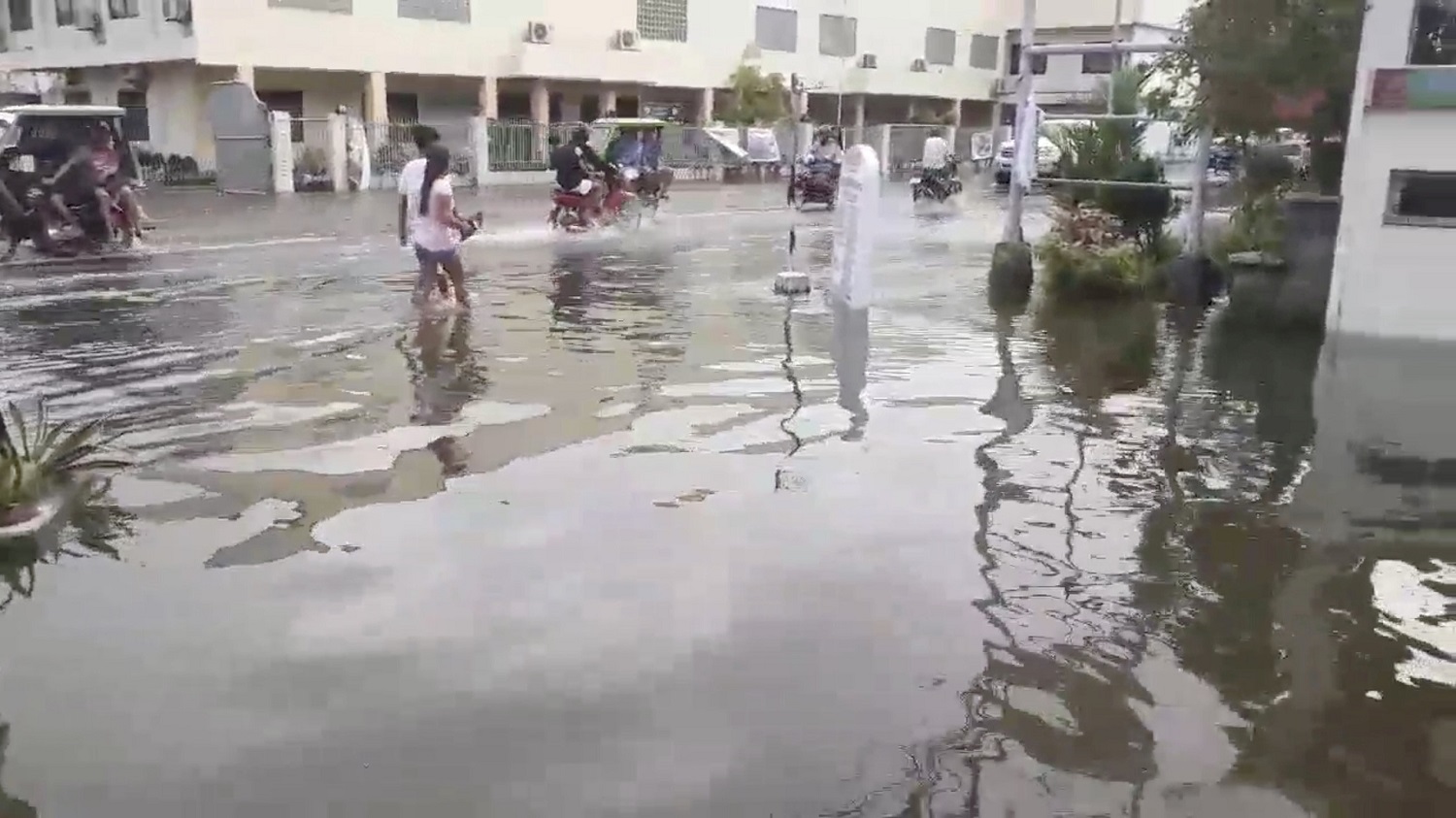 Al menos 22 fallecidos y tres desaparecidos por tormenta tropical en Filipinas