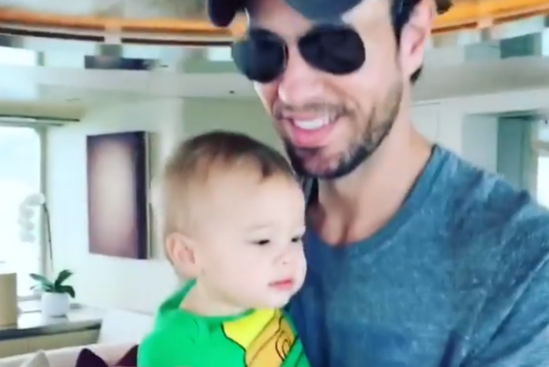 Anna Kournikova y Enrique Iglesias bailan con sus gemelos antes de Navidad (videos)