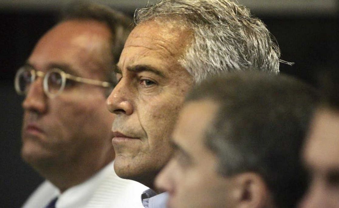 Fiscalía de EEUU acusa al magnate Epstein de crear red para abusar de niñas