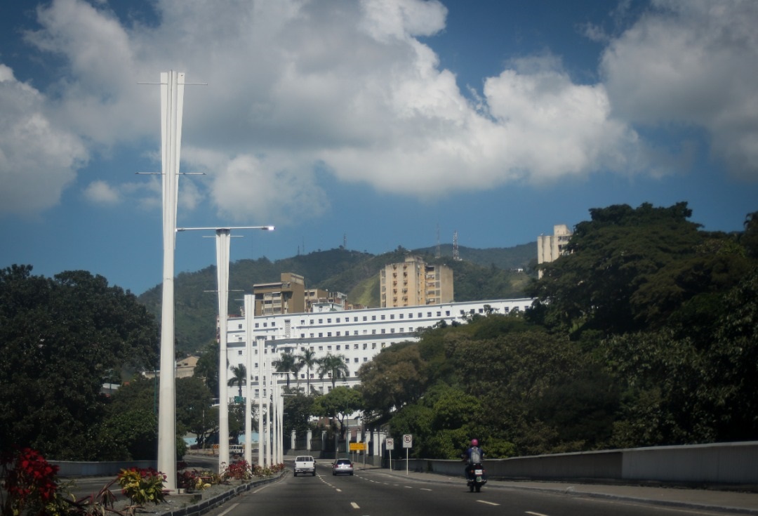 Más de ocho horas llevan detenidos en Miraflores dos periodistas venezolanos y dos chilenos