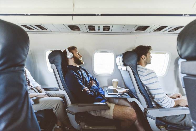 ¿Por qué la gente bebe zumo de tomate en los aviones?