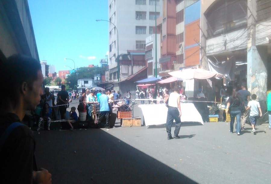 Buhoneros no creen en cuentos y trancaron la redoma de Petare #10Dic