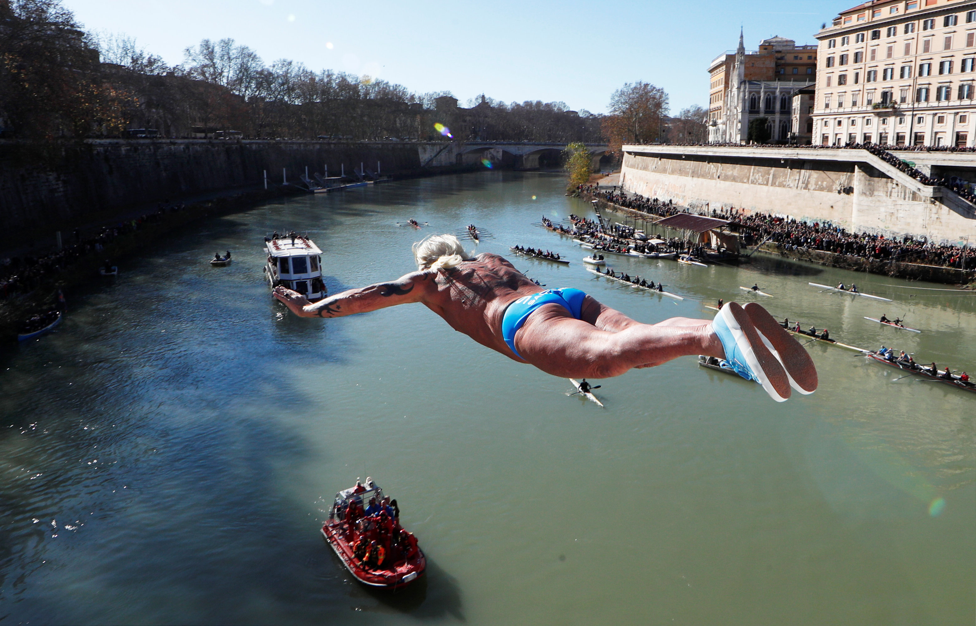 Bañistas cumplen con tradicional chapuzón de Año Nuevo en el Tíber en Roma (Fotos)