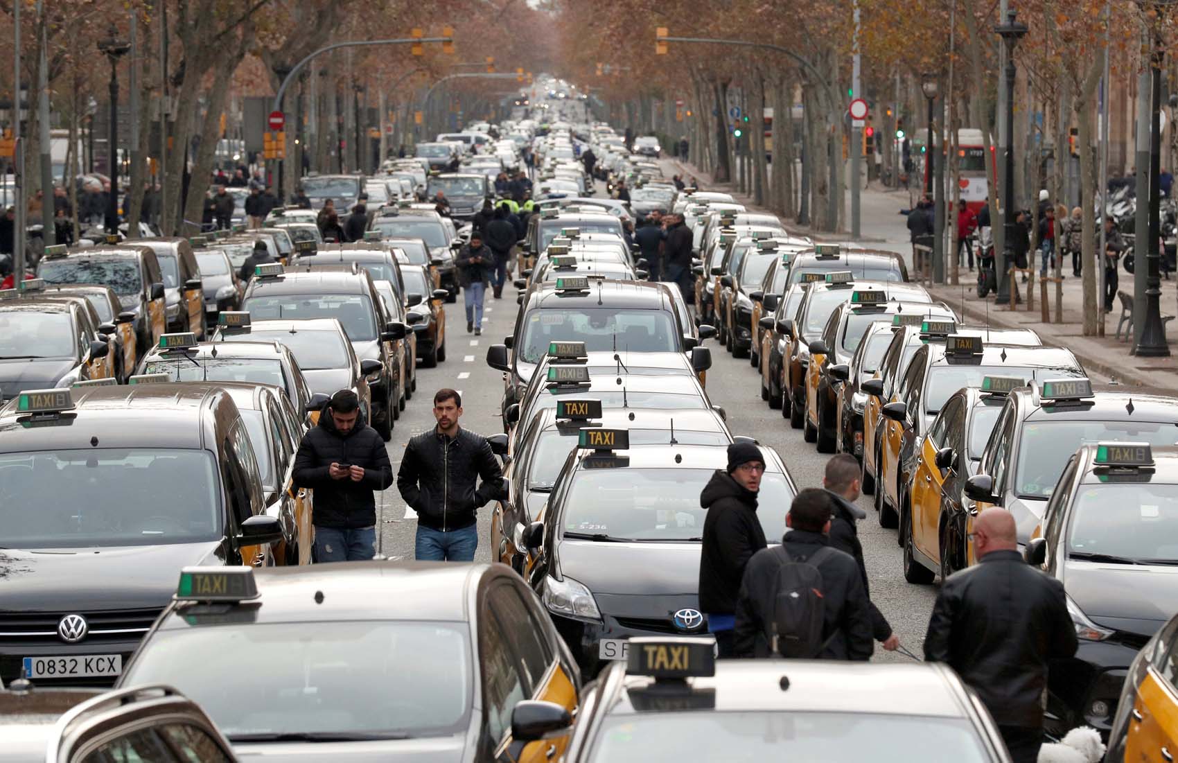 Los taxistas de Barcelona vuelven a colapsar la Gran Vía (FOTOS)