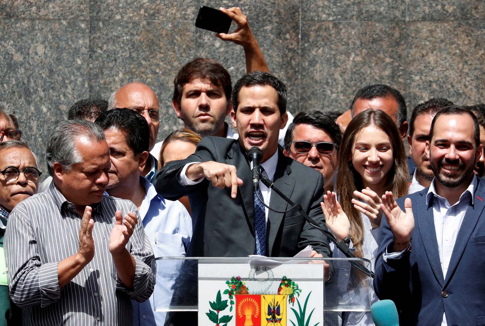 Más de cien personalidades venezolanas agradecen a EEUU y demás países que reconocen a Guaidó (manifiesto)