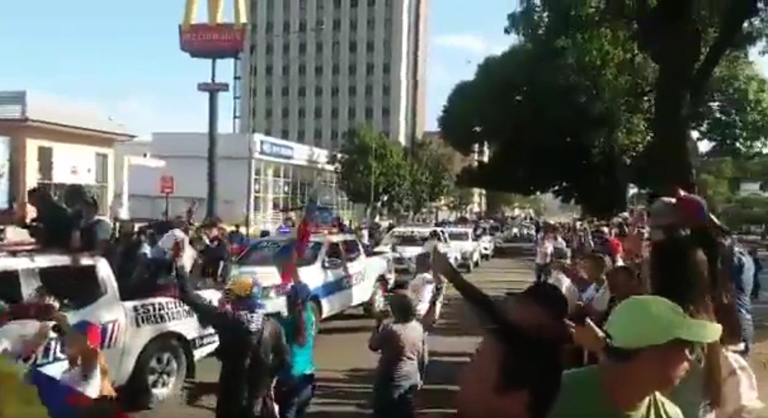 ¡Increíble! Valientes policías se acercan a los manifestantes en Carabobo para… ¡respaldarlos! (VIDEOS)