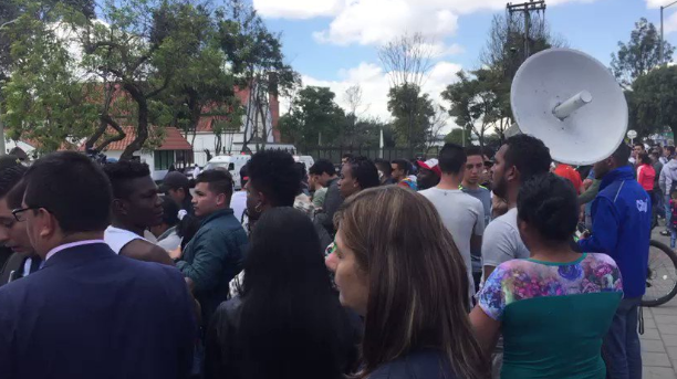 Familiares llegan a las puertas de la Escuela de Policía en Bogotá (video)